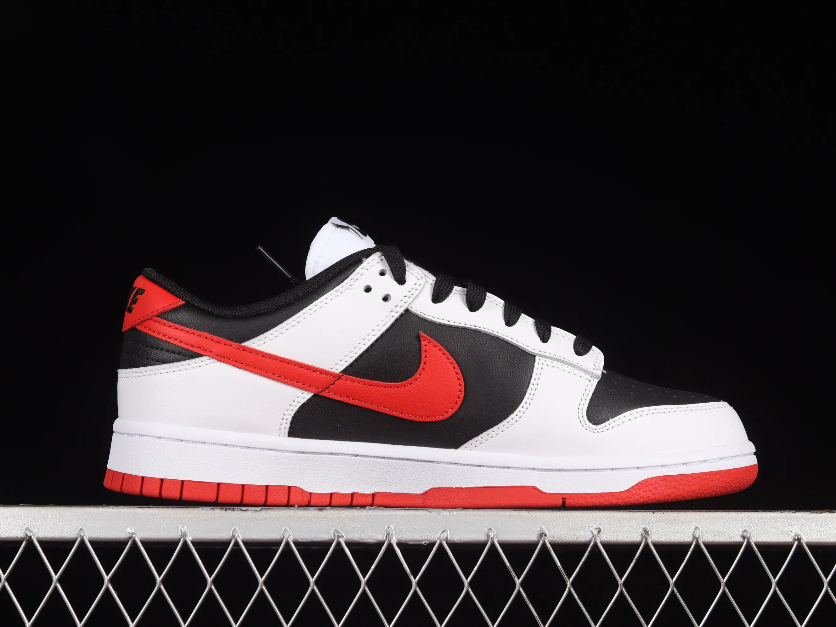 All categories Nk SB Dunk series Nk SB Dunk Low low-top sneakers C version Nk Dunk Low white, black and red color matching SB low-top sports and leisure sneakers FD9762-061